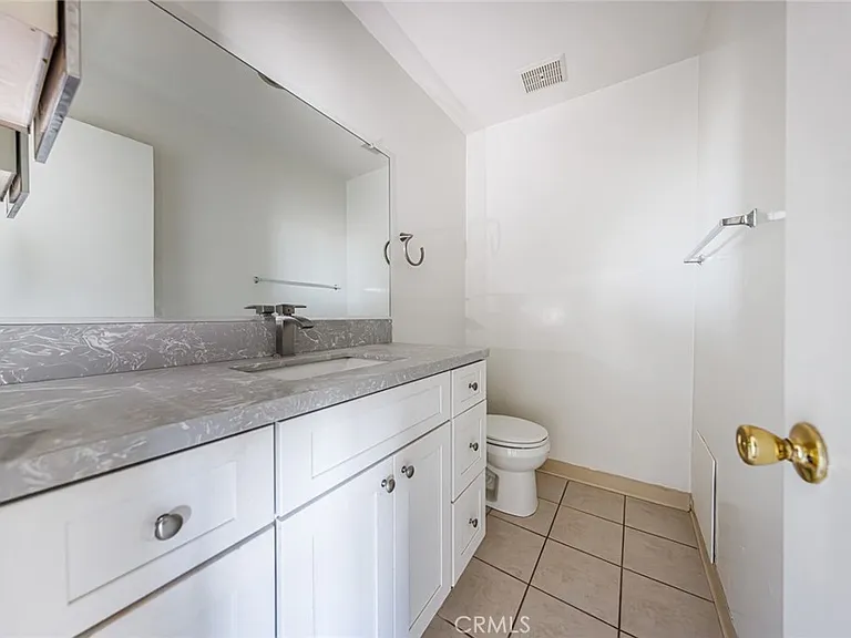 810 E Grand Ave — Photo 20