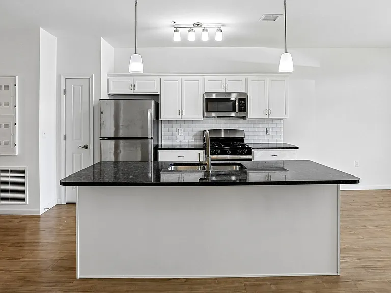 Park West Apartments — Photo 40