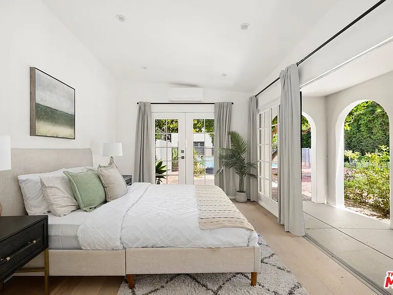 712 N Rodeo Dr — Photo 19
