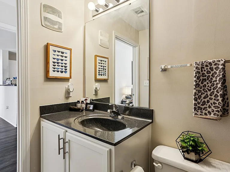 22-web-or-mls-University Ave-S2210-022