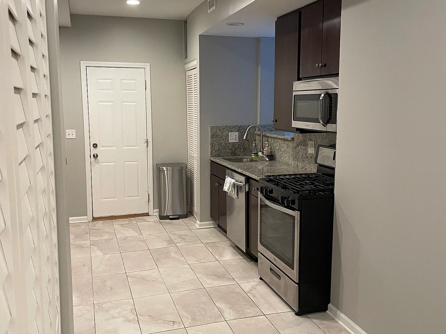 1 bed, 900 sqft, $2,200 — Photo 3