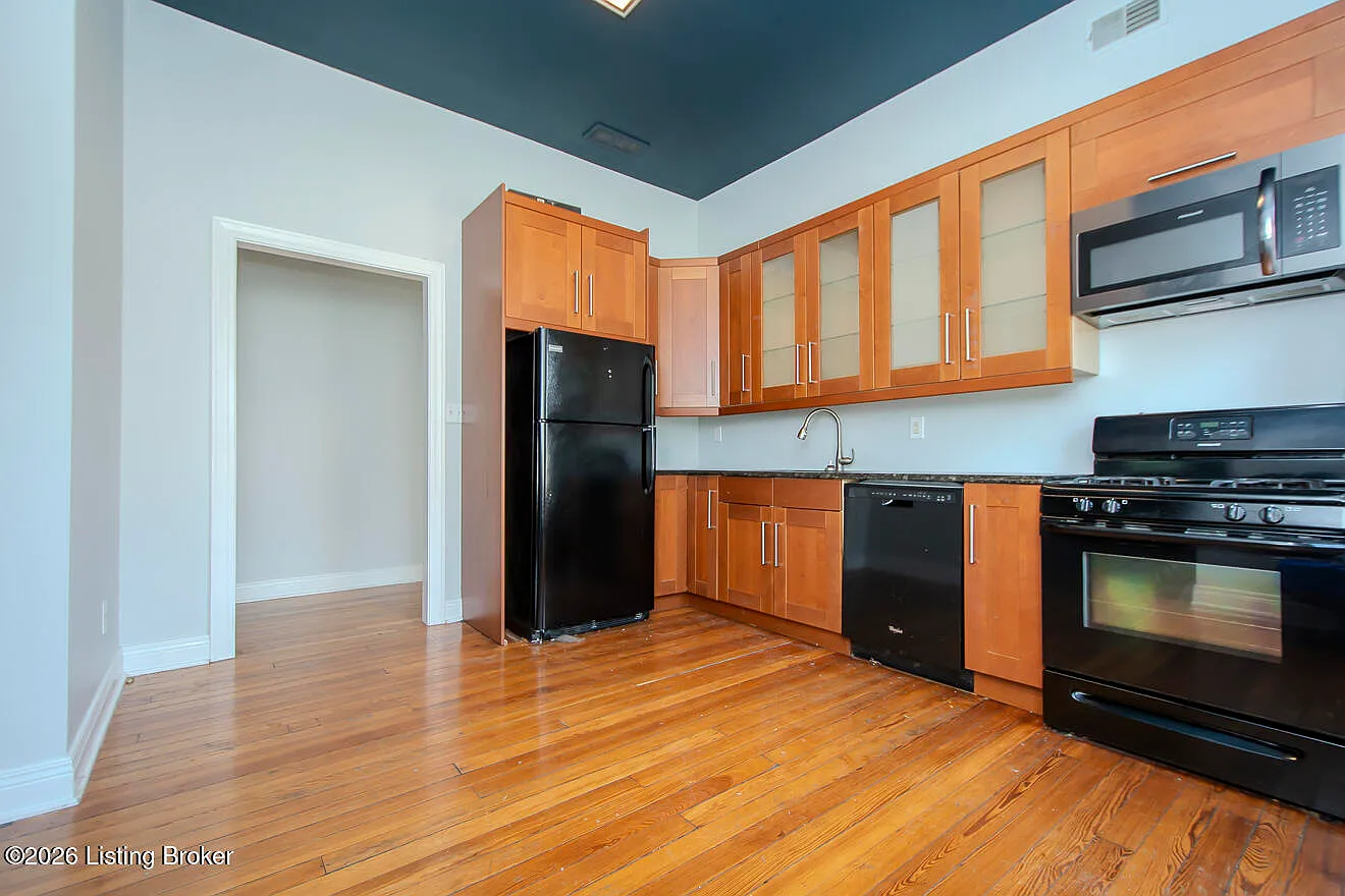 3 bed, 1.0 bath, 1300 sqft, $1,500 — Photo 1