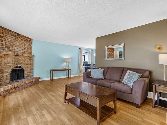 3rd image of 93 Arbor Cres