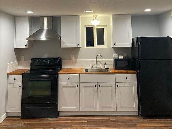 Full size stove a refrigerator.