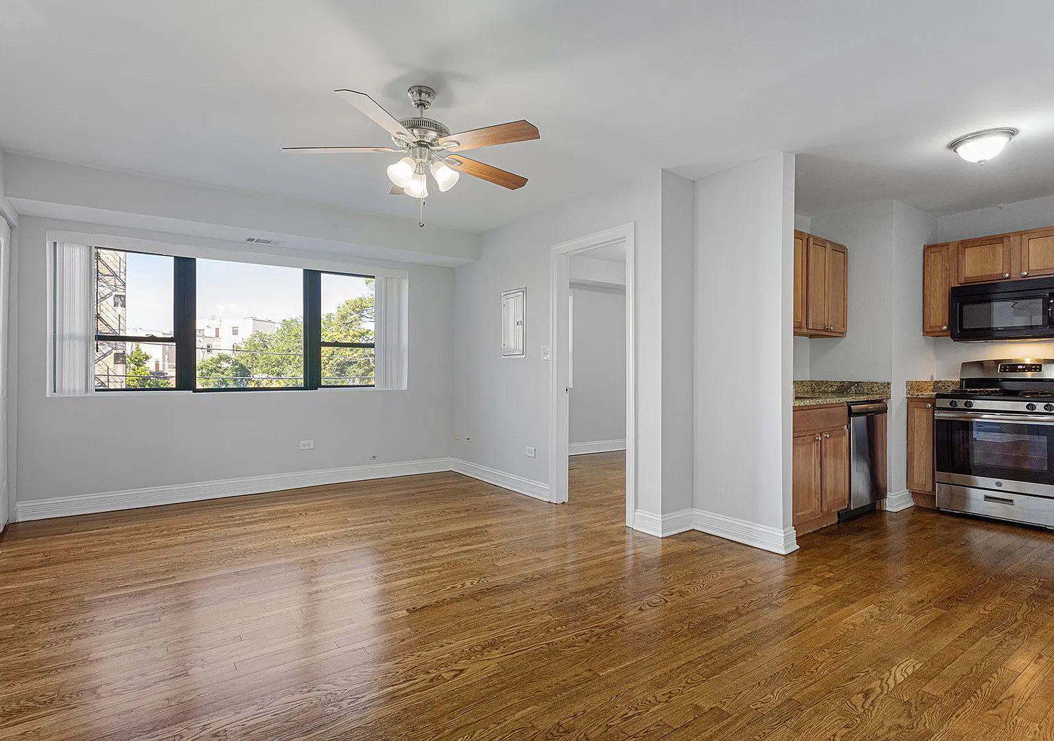 7616 N Marshfield Ave — Photo 2