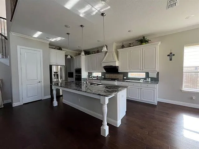 5 bed, 5.5 bath, 4621 sqft, $3,599 — Photo 4