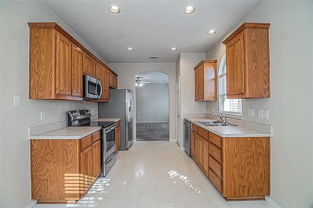 3 bed, 1389 sqft, $2,000 — Photo 3