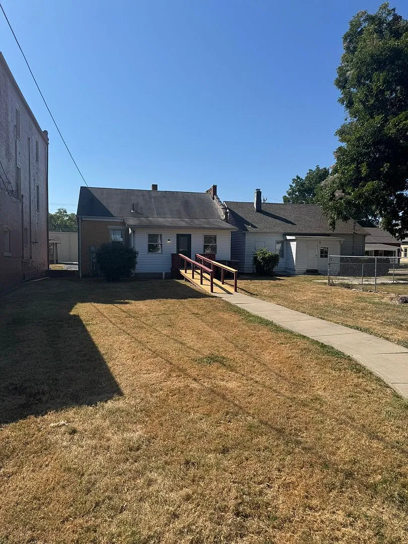 Available now 2 bed/1 bath — Photo 2
