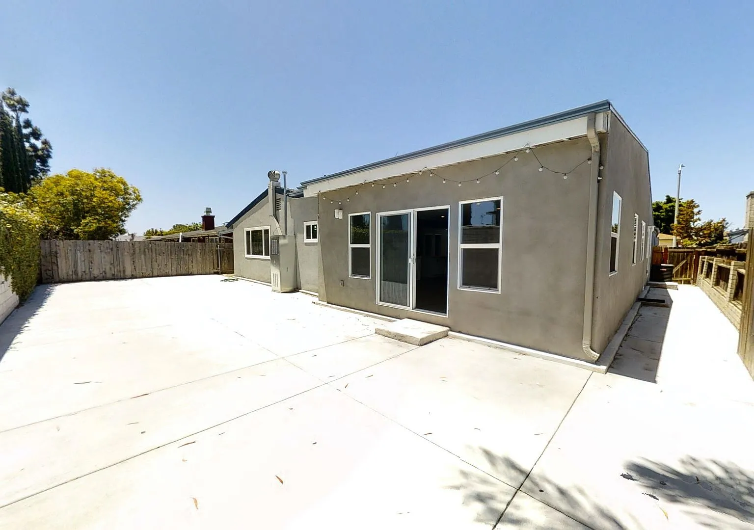 Large Property w/ 2 Kitchens!! — Photo 3