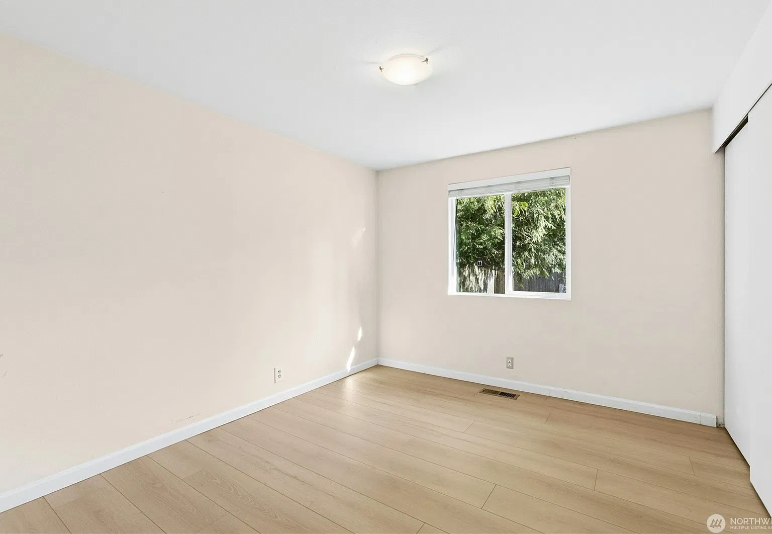 3 bed, 1320 sqft, $3,200 — Photo 4