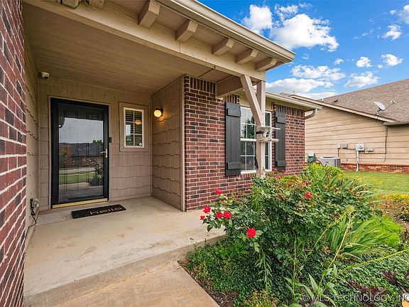 3rd image of 3202 Debbie Ln