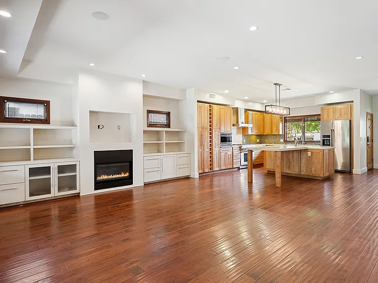 22030 Providencia St — Photo 5