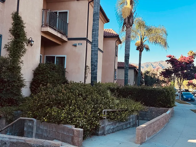 303 W Verdugo Ave #211 — Photo 2