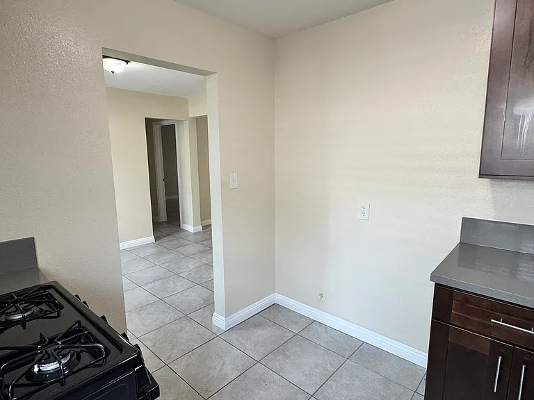 1929 Pine Ave #3 — Photo 2