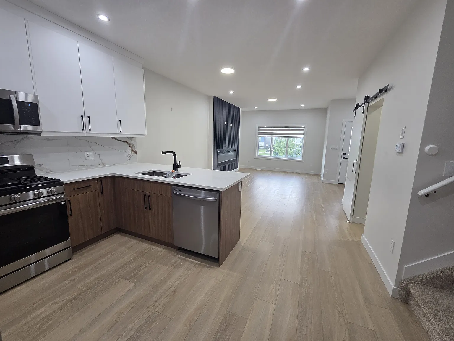 Modern 3-Bedroom Main Home With Double Garage, Deck — Photo 2