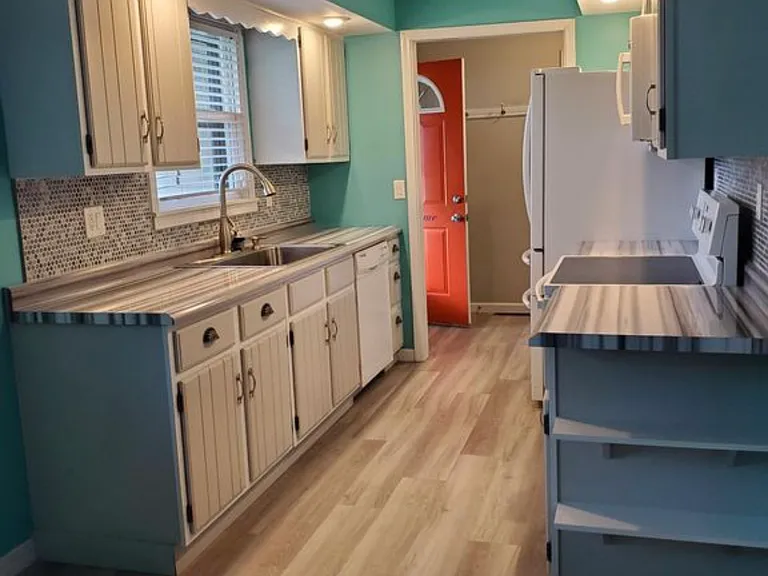 305 Raymond Dr #B — Photo 2