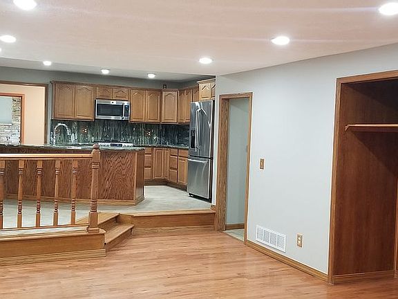 5th image of 520 Flaggland Dr