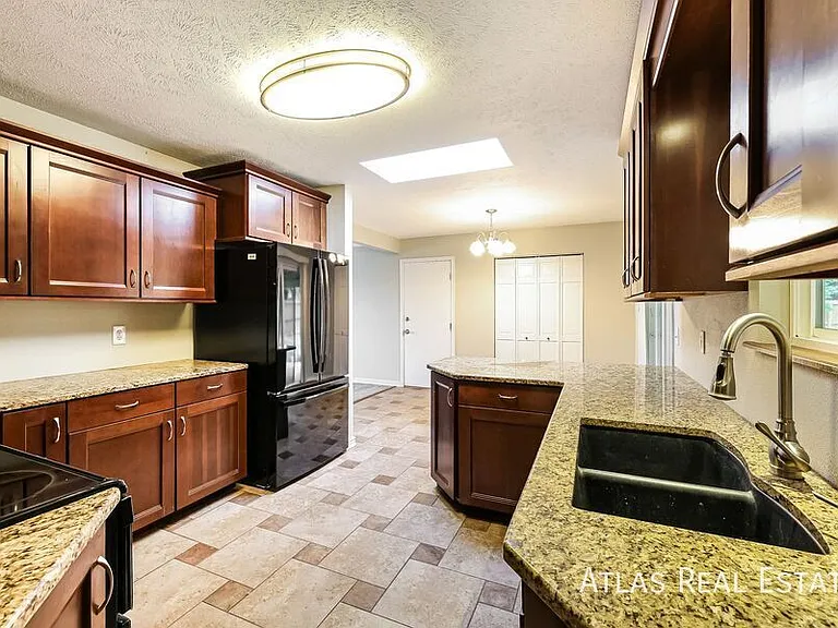 525 Kendall Ct — Photo 3