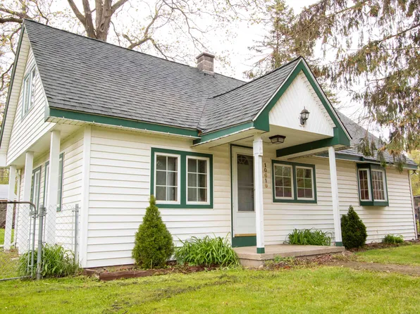 10619 Groomes Dr, Whitmore Lake, MI 48189