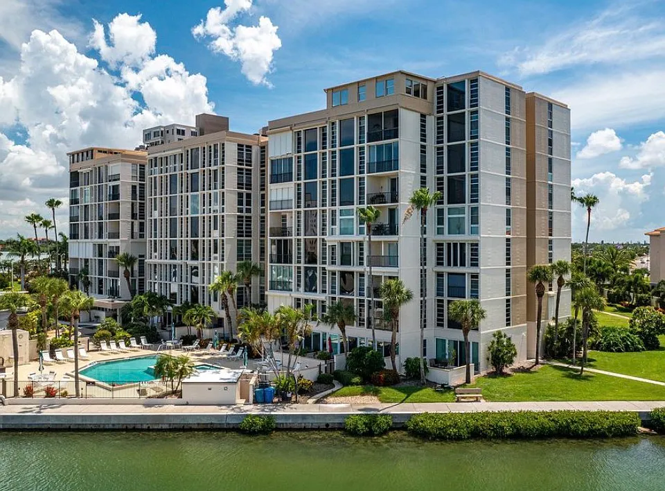 7400 Sun Island Dr #401