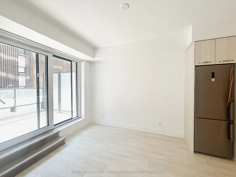75 James St S #315 — Photo 4