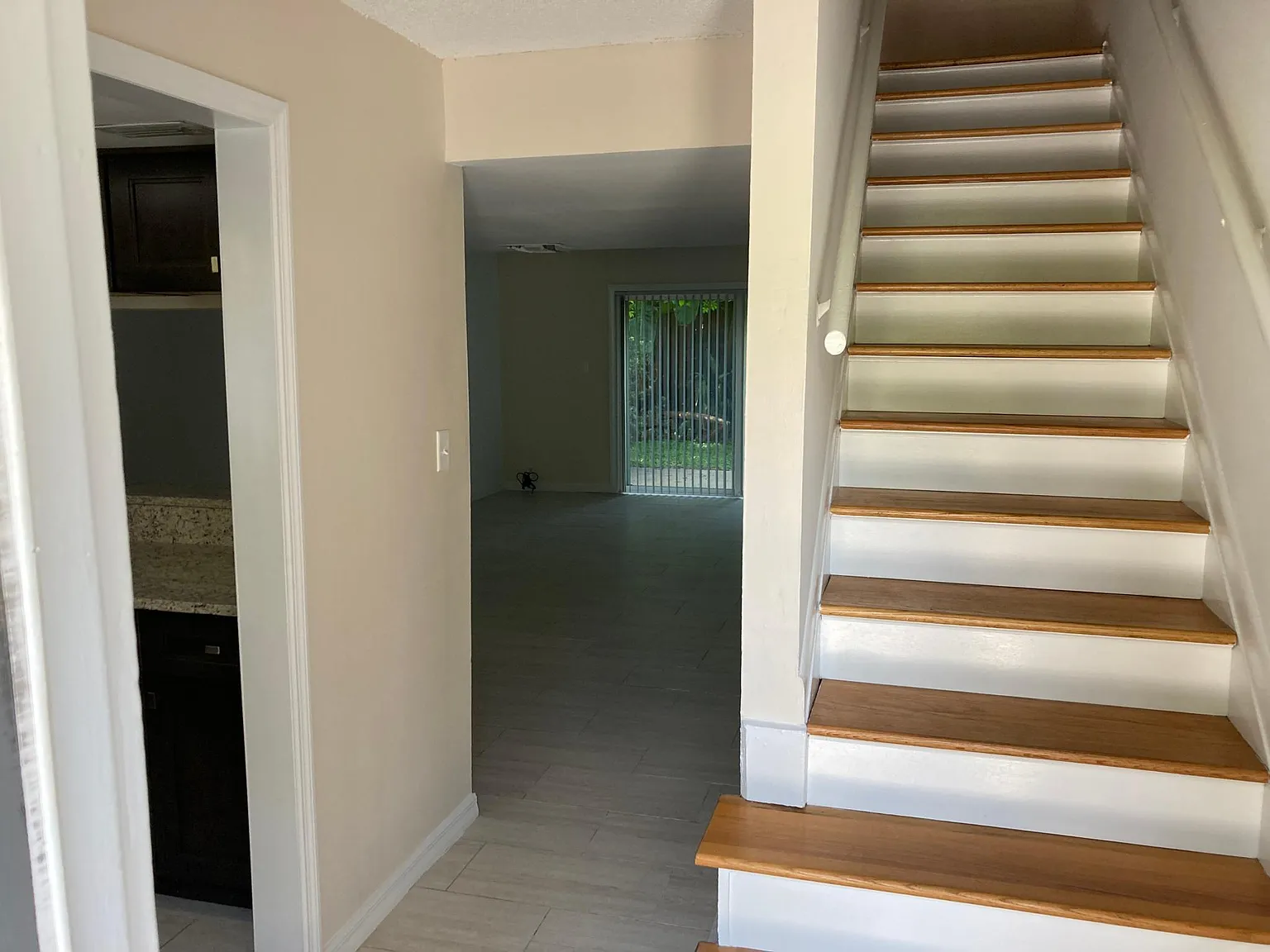 2211 S Fern Creek Ave — Photo 3