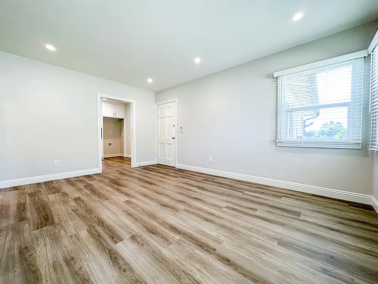 32 N Marengo Ave #E — Photo 4