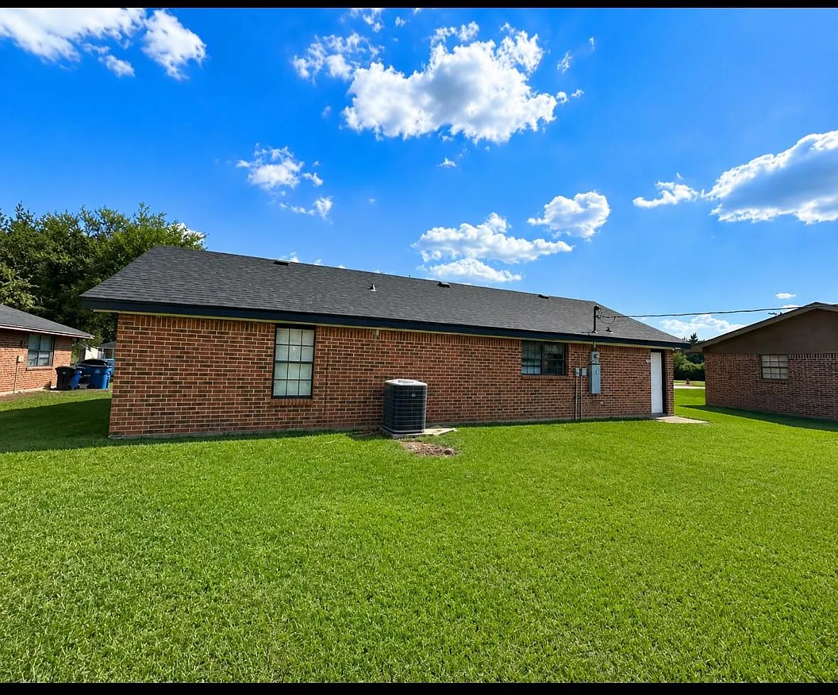 4 bed, 2.0 bath, 1219 sqft, $1,650 — Photo 2