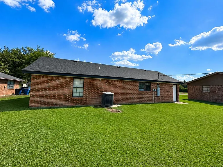 732 Meadow Ln — Photo 2