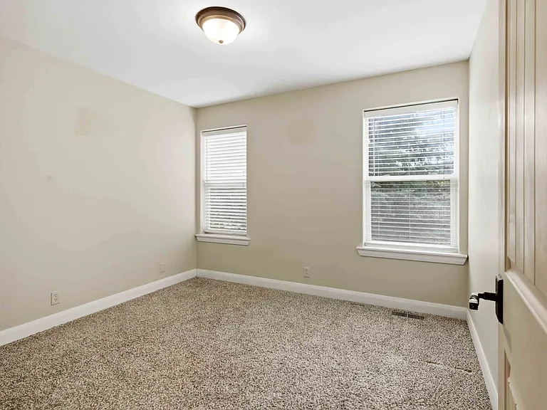 131 N 6th Ave — Photo 16