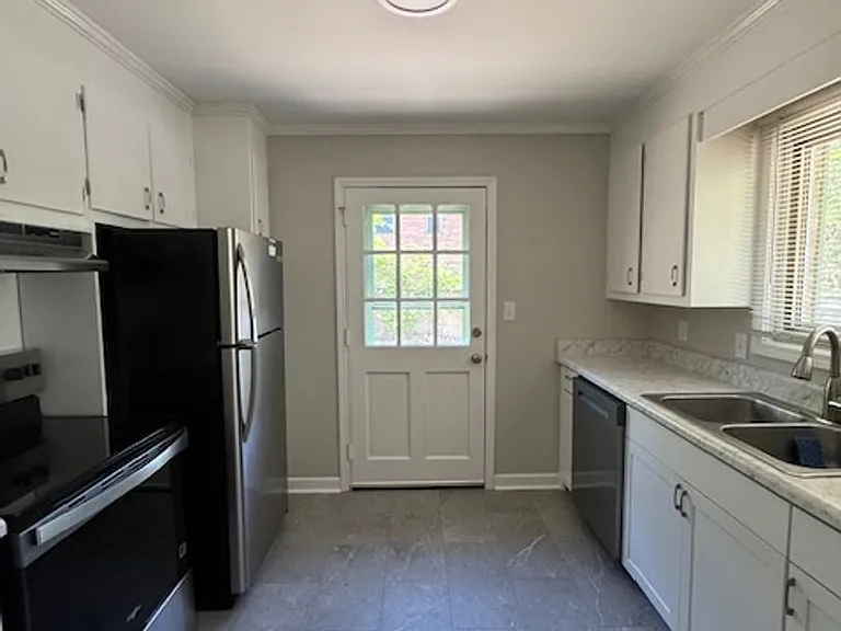 411 Croft St — Photo 12