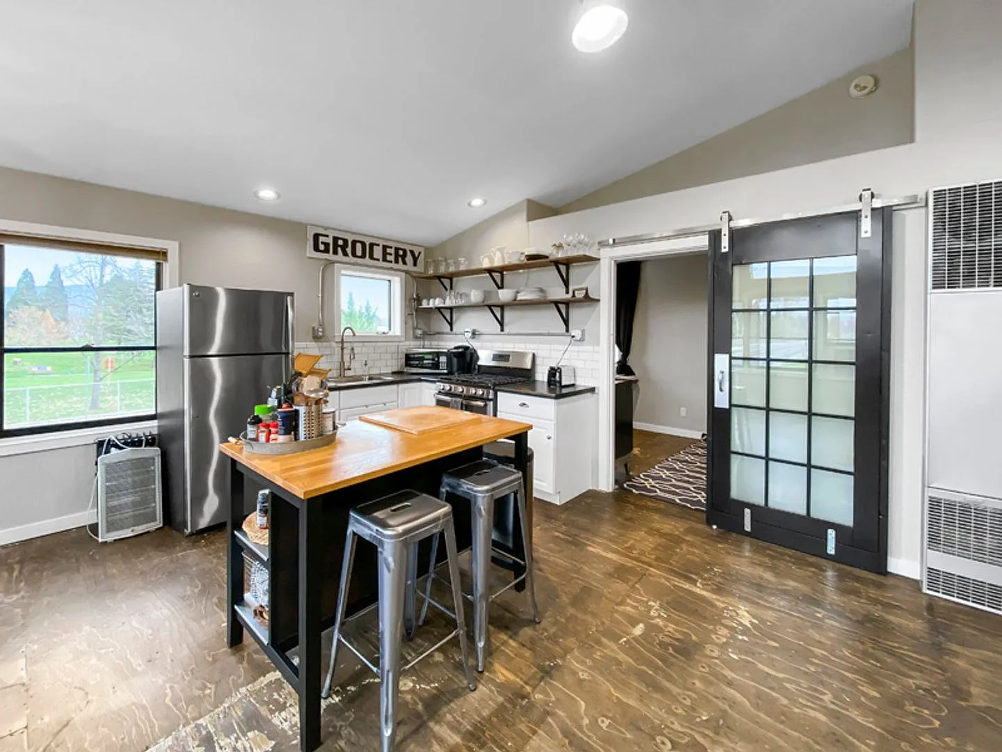 Portland Loft: Fully Furnished Loft Living with views of the golf course $300 Utility Fee — Photo 4
