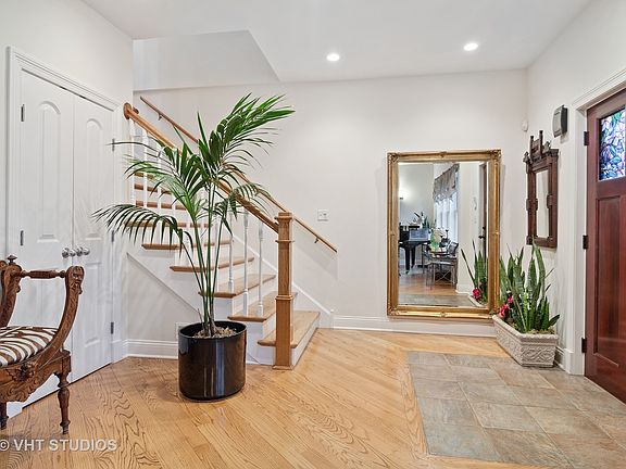 4th image of 2832 N Maplewood Ave
