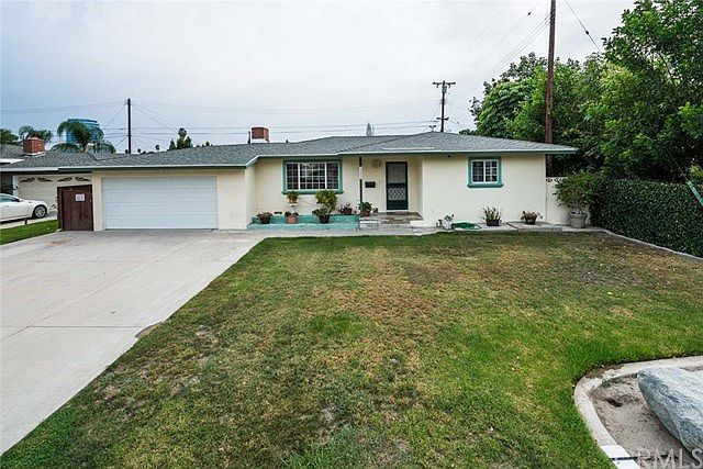 WELCOME TO 4220 W SIMMONS AVE, LOCATED IN THE HEART OF WEST ORANGE!