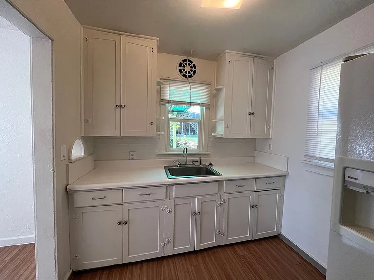 717 SW 4th St — Photo 8