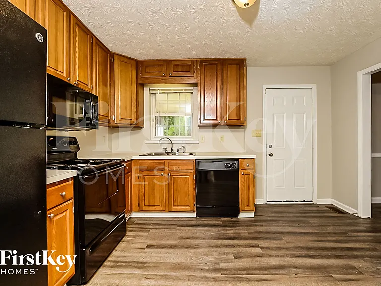 215 Brooks Dr — Photo 6