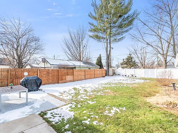 3rd image of 815 Brentwood Dr
