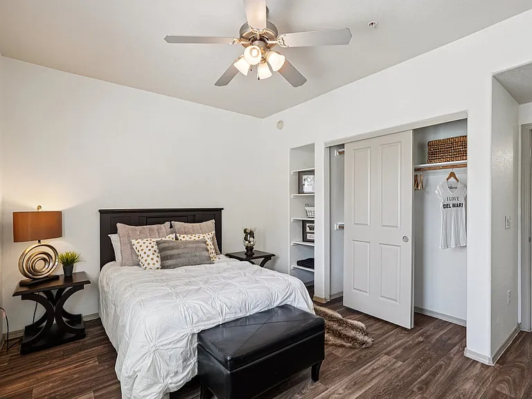 Del Mar Apartments — Photo 9
