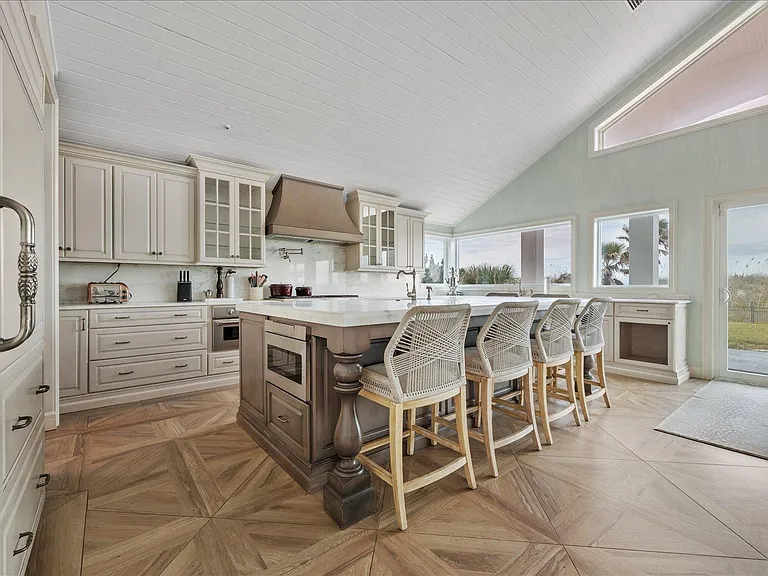 Ocean Dr S — Photo 3