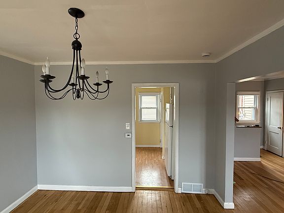 Entrance to the kitchen.