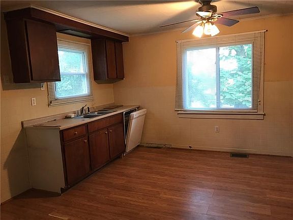 3rd image of 100 Sarah St