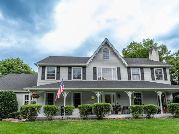 6 Yellow House Dr, Douglassville, PA 19518