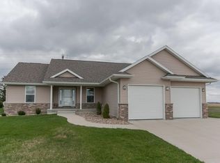 6203 Hoover Trail Rd SW, Cedar Rapids, IA 52404
