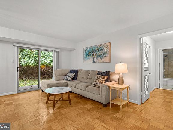 5th image of 10644 Weymouth St #W103