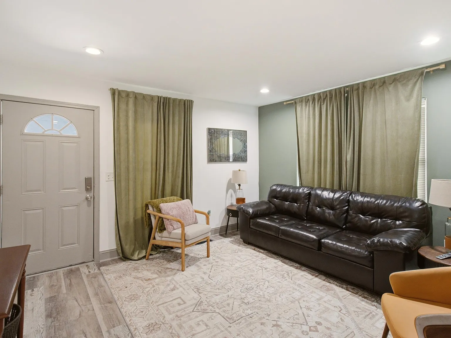 3 bed, 2.0 bath, 1300 sqft, $1,900 — Photo 3