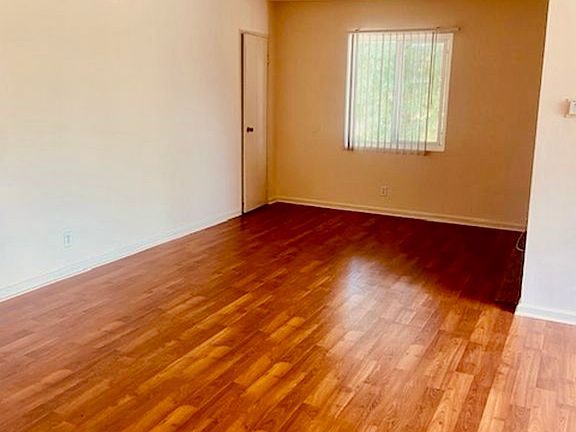 4th image of 12921 Oxnard St APT 7