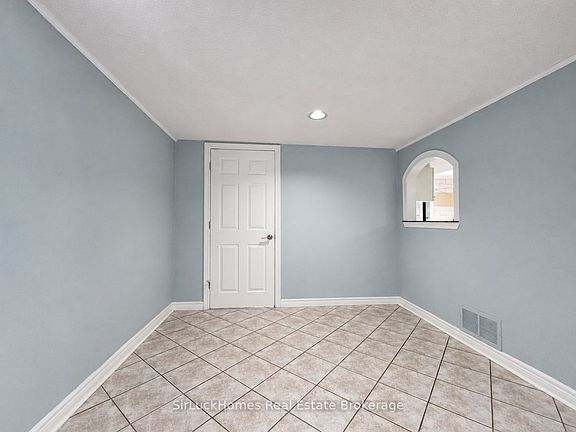5th image of 15 Snowood Ct