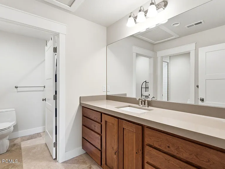 415 E Earl St — Photo 55
