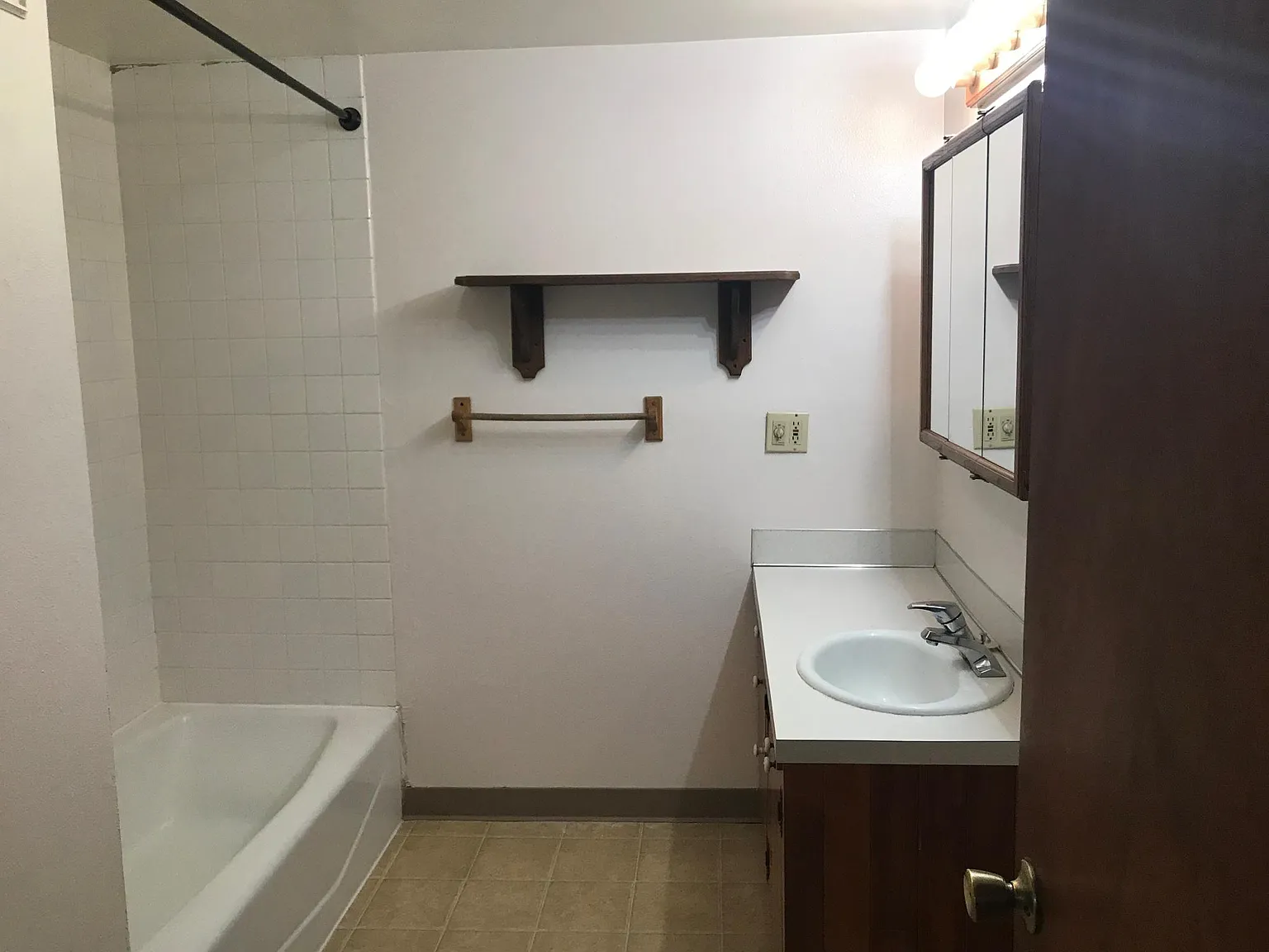 708 SE 3rd St — Photo 3