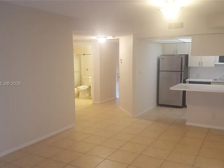 8290 Lake Dr #405 — Photo 5